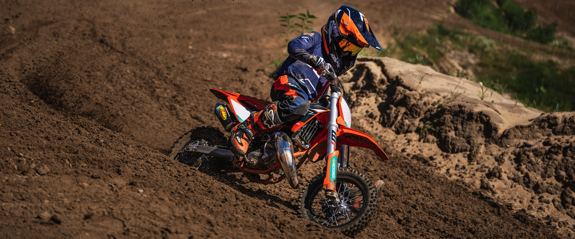 PHO_BIKE_DET_MY24-KTM-50-SX-Factory-Edition-action-3_#SALL_#AEPI_#V1